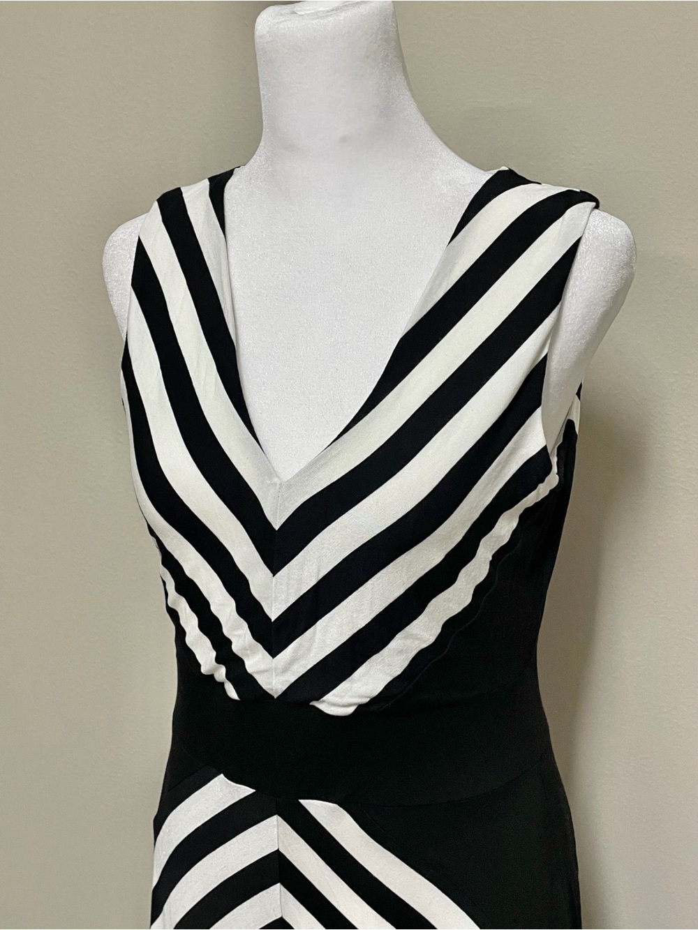 Calvin Klein Black and White Chevron Stripe Maxi Dress Size 4 - Picture 2 of 16